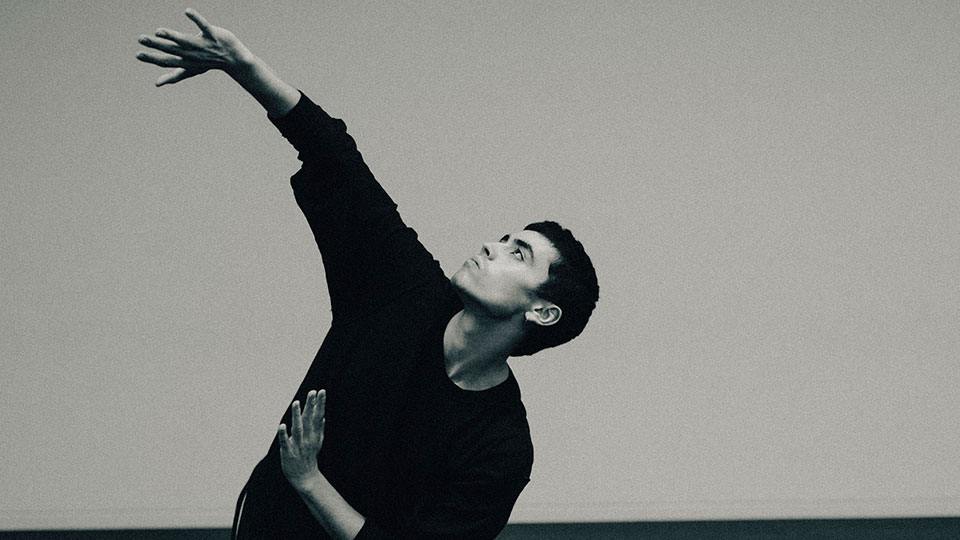 Mauricio Zuniga “HUMANHOOD – Soft Body, Sharp Mind”, Tanzwerkstatt Europa 2025